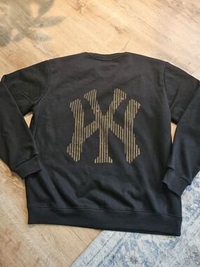 mens pengxinyuan black crewneck sweatshirt studded New York Yankees–style